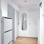 Апартаменты Kosmonautow Comfort By Bookinghost Познань